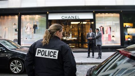 Une boutique Chanel attaquée à la voiture.